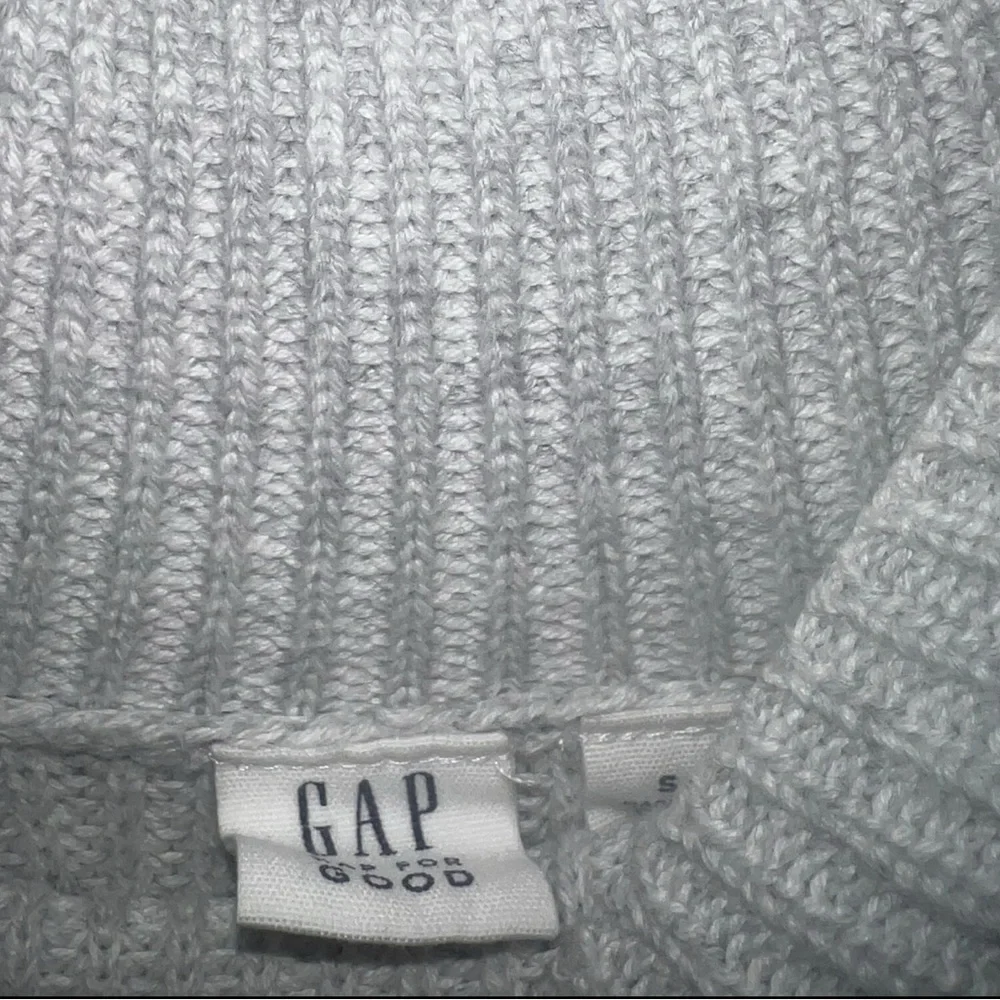 Women’s GAP Light Gray  Sweater.